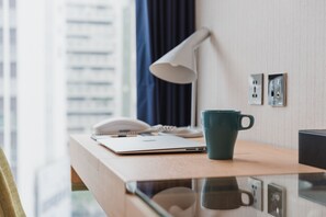 Business dubbelrum eller tvåbäddsrum - utsikt mot staden | Duntäcken, gratis produkter i minibar och värdeförvaringsskåp på rummet