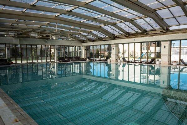 Inomhuspool, en säsongsöppen utomhuspool och solstolar