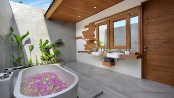 Suite superior, 1 cama King size, tina, vista a la alberca | Baño | Regadera, regadera tipo lluvia, amenidades de baño gratuitas