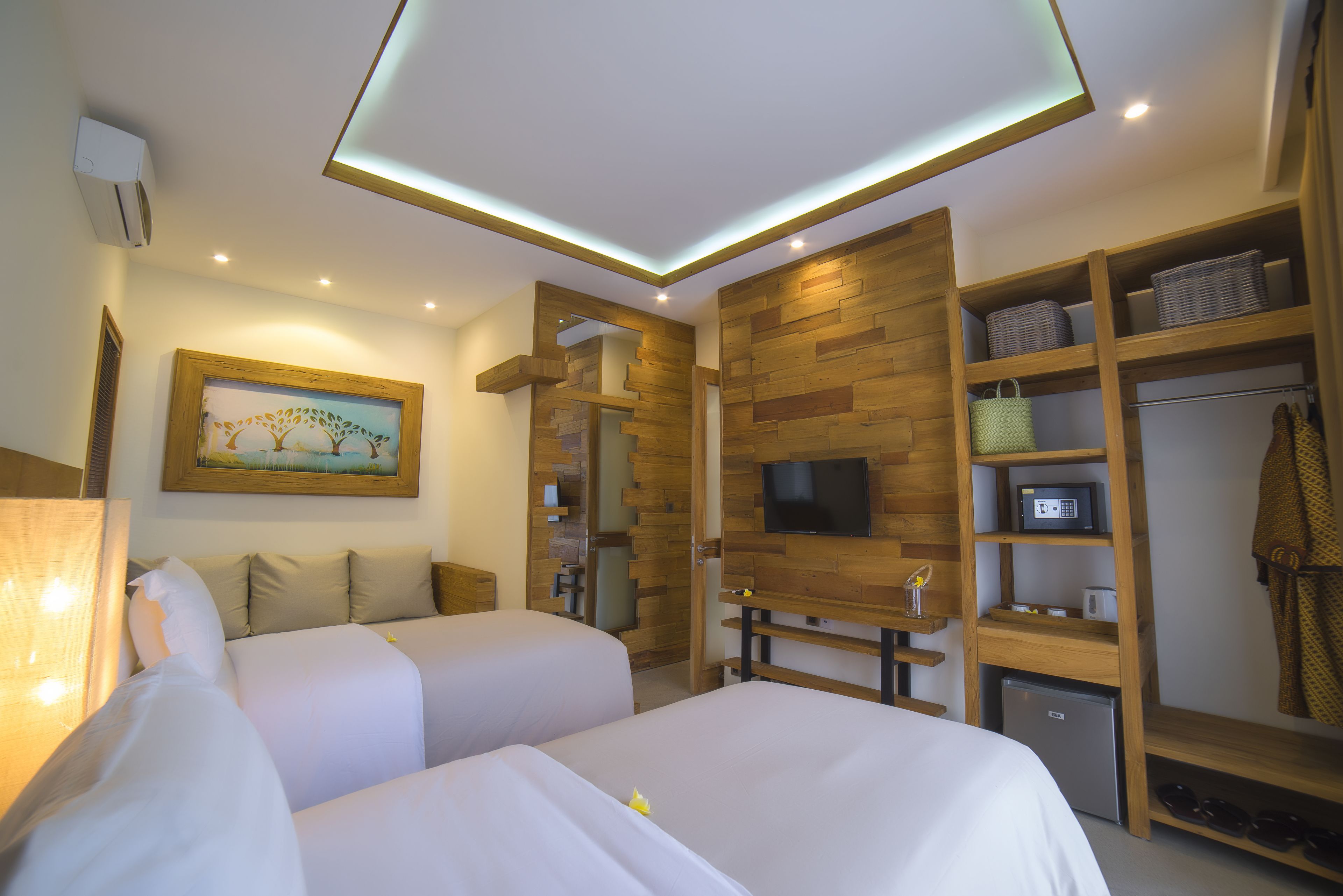 deluxe twin room, pool view | 1 bedroom, premium bedding, minibar, in-room safe