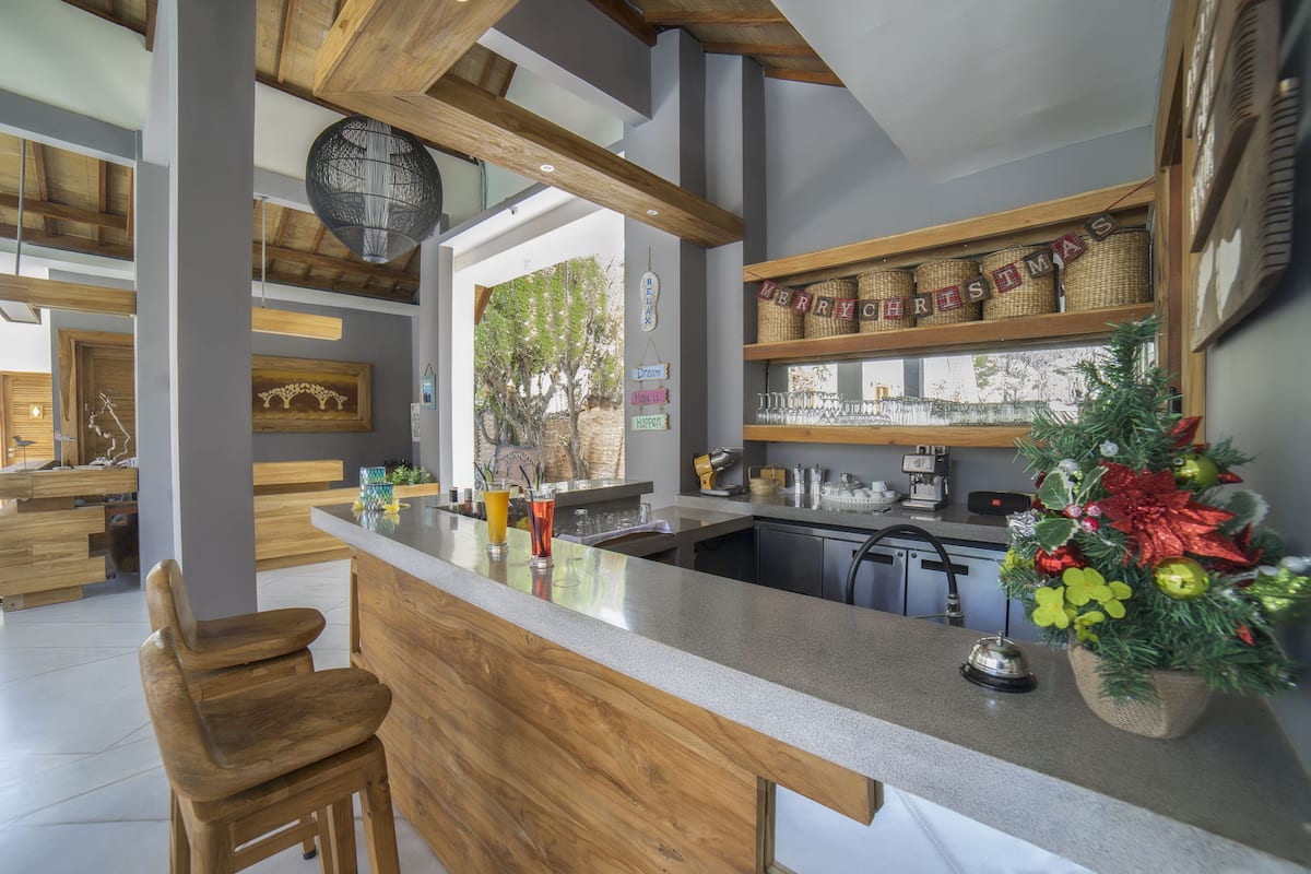 breakfast, lunch and dinner served