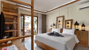 Suite Superior, 1 Tempat Tidur King, bathtub, pemandangan kolam renang | 1 kamar tidur, seprai premium, minibar, dan brankas