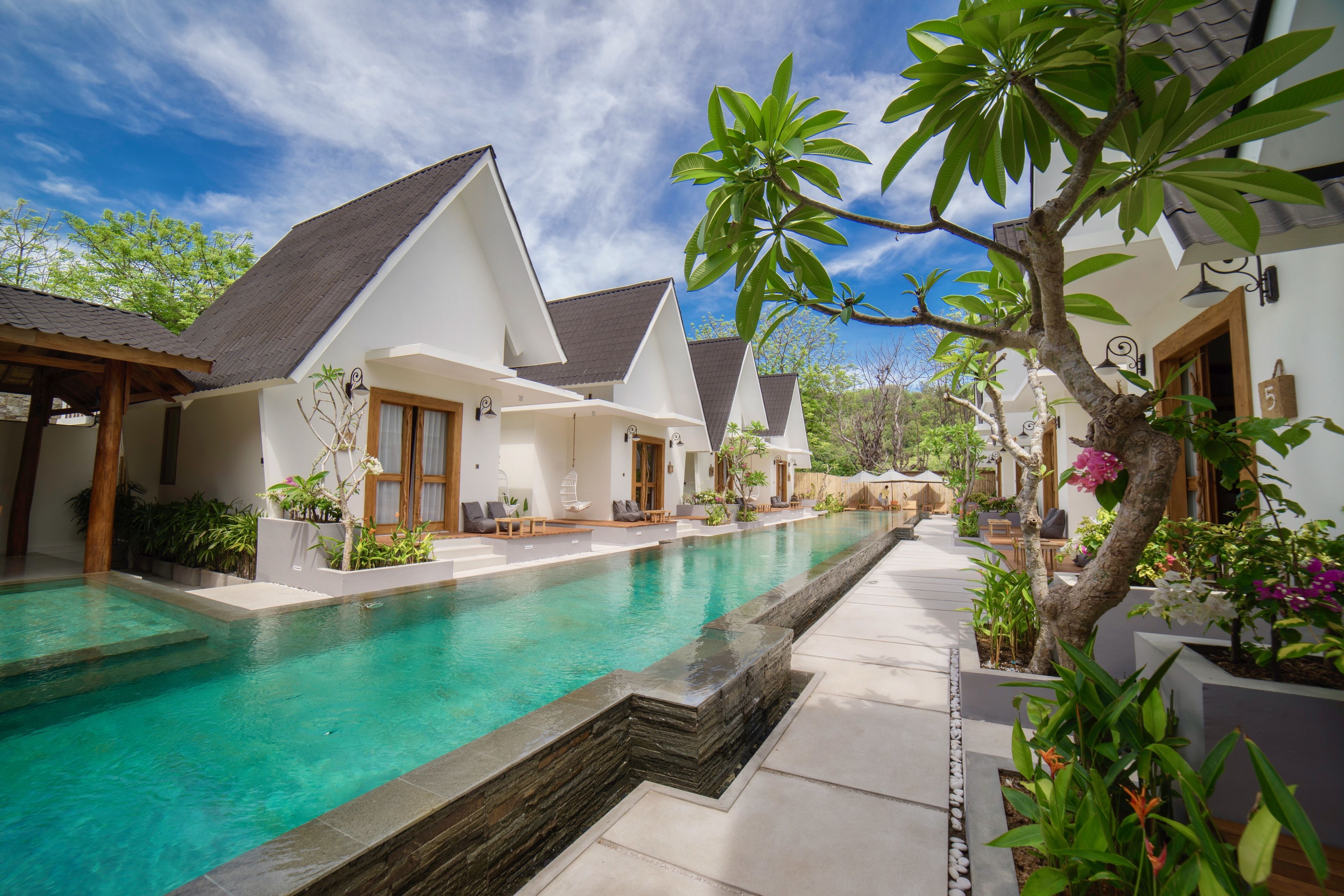 outdoor pool, open 7:00 am to 6:00 pm, pool loungers