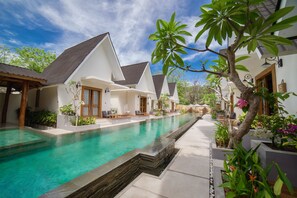 Piscine extérieure, chaises longues