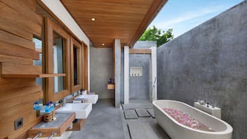 Suite Superior, 1 Tempat Tidur King, bathtub, pemandangan kolam renang | Kamar mandi | Shower, pancuran hujan, perlengkapan mandi gratis, dan pengering rambut