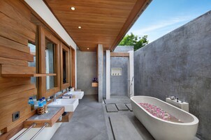 Superior-sviitti, 1 suuri parisänky, kylpyamme, näköala uima-altaalle | Kylpyhuone | Suihku, sadesuihkupää, ilmaiset hygieniatuotteet, hiustenkuivaaja