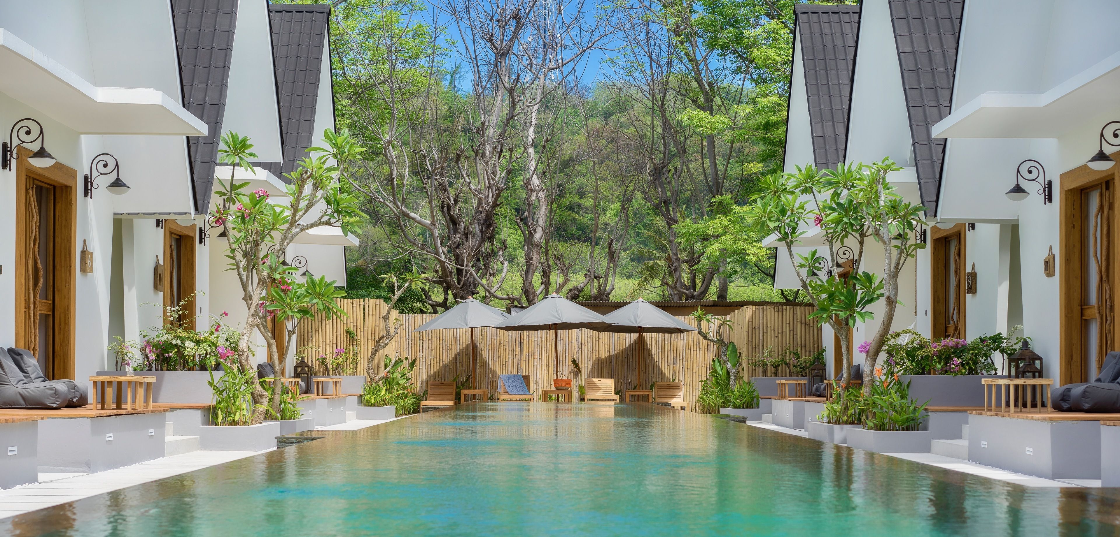 outdoor pool, open 7:00 am to 6:00 pm, pool loungers