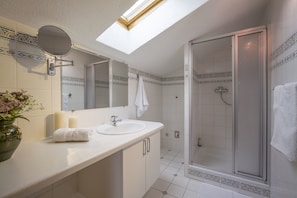 Comfort Apartment, 2 Bedrooms, Non Smoking, Kitchen | Bathroom | Shower, hair dryer, heated floors, towels