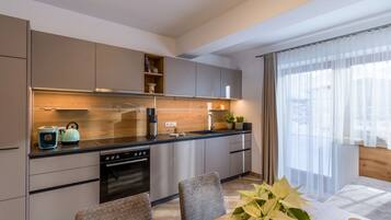 Deluxe-Apartment, 2 Schlafzimmer, Nichtraucher, Bergblick | Eigene Küche | Kühlschrank, Ofen, Herdplatte, Geschirrspüler