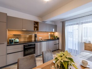 Deluxe appartement, 2 slaapkamers, niet-roken, uitzicht op bergen | Privékeuken | Een koelkast, een oven, een kookplaat, een vaatwasser