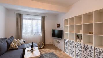 Deluxe-Apartment, 2 Schlafzimmer, Nichtraucher, Bergblick | Wohnbereich | 45-Zoll-Flachbildfernseher mit Satellitenempfang, Fernseher