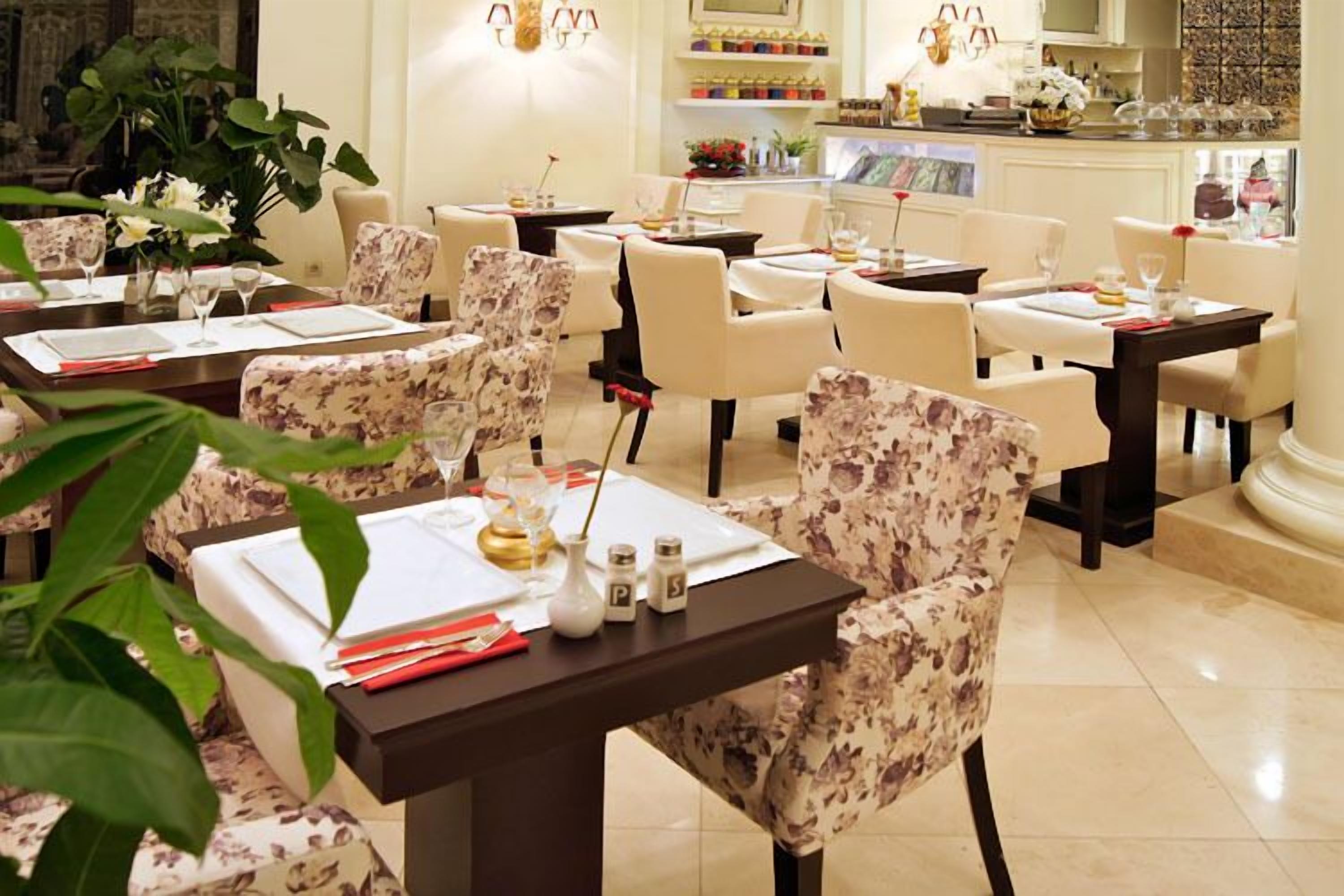 Lunch served, international cuisine