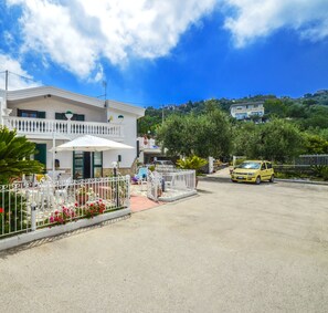 Vista frontal de la propiedad