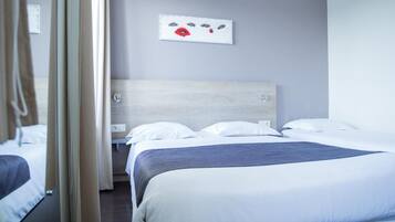 Bàn, màn/rèm cản sáng, bàn ủi/dụng cụ ủi quần áo