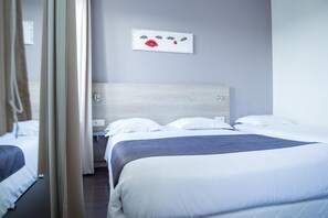 Bureau, rideaux occultants, fer et planche à repasser