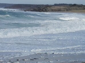 A beach with waves crashing onto the shore. - Hôtel Le Bon Cap (Plurien)