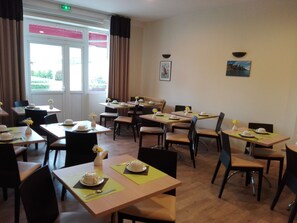 Daily buffet breakfast (EUR 9.5 per person) - Hôtel Le Bon Cap (Plurien)