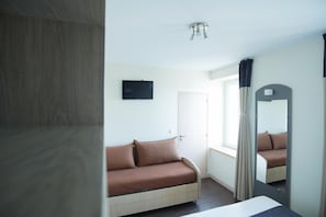 Schreibtisch, Verdunkelungsvorhänge, Bügeleisen/Bügelbrett