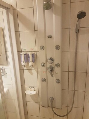 雙床四人套房 | 浴室 | 淋浴設備、免費梳洗用品、風筒、拖鞋