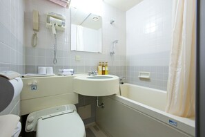Kombination af bruser/badekar, gratis toiletartikler, hårtørrer
