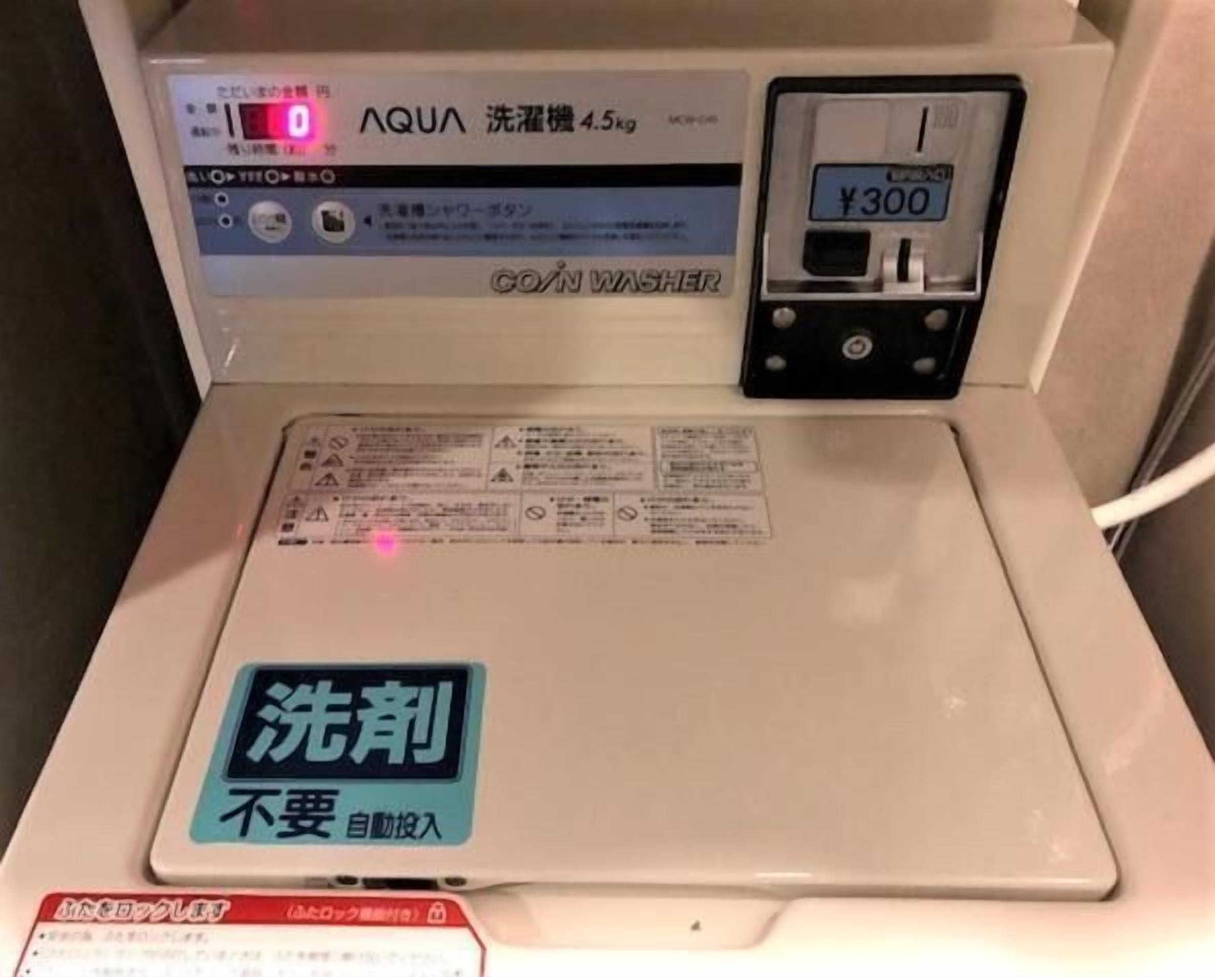 A weighing scale with a label indicating it is for weighing laundry, priced at ¥300.