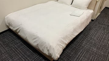 办公桌、遮光窗帘、熨斗/熨板、免费 WiFi