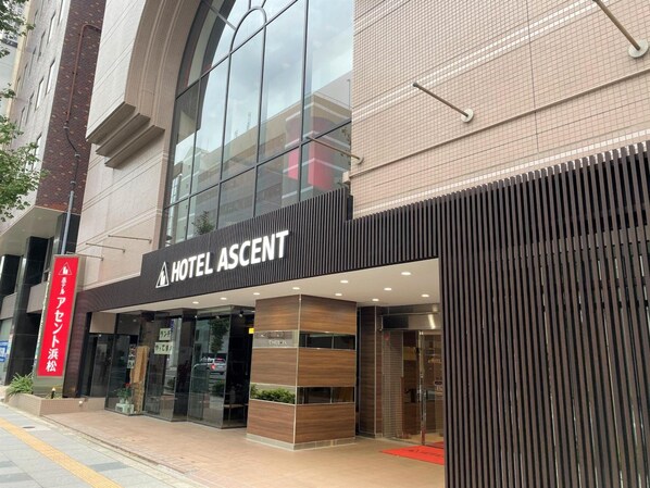 The exterior of Hotel Ascent with a modern facade, large windows, and a prominent entrance. - Hotel Ascent Hamamatsu (Hamamatsu)