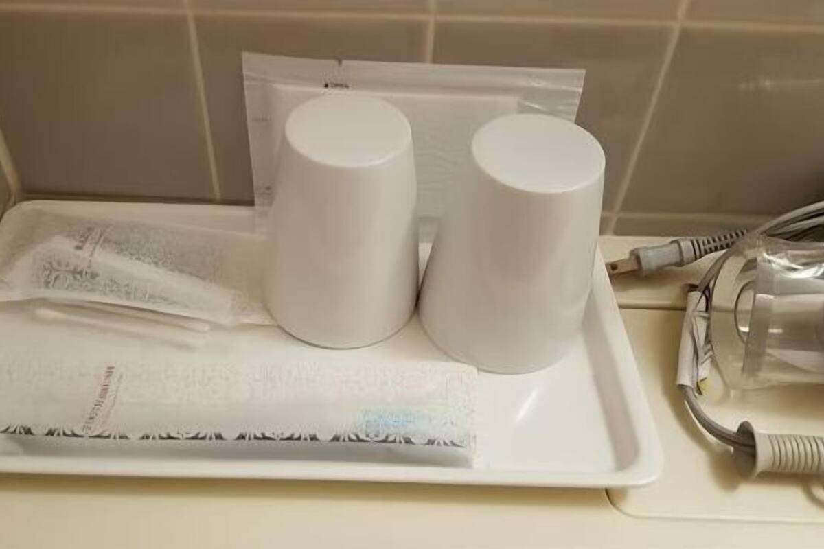 Combined shower/bathtub, free toiletries, hair dryer, slippers