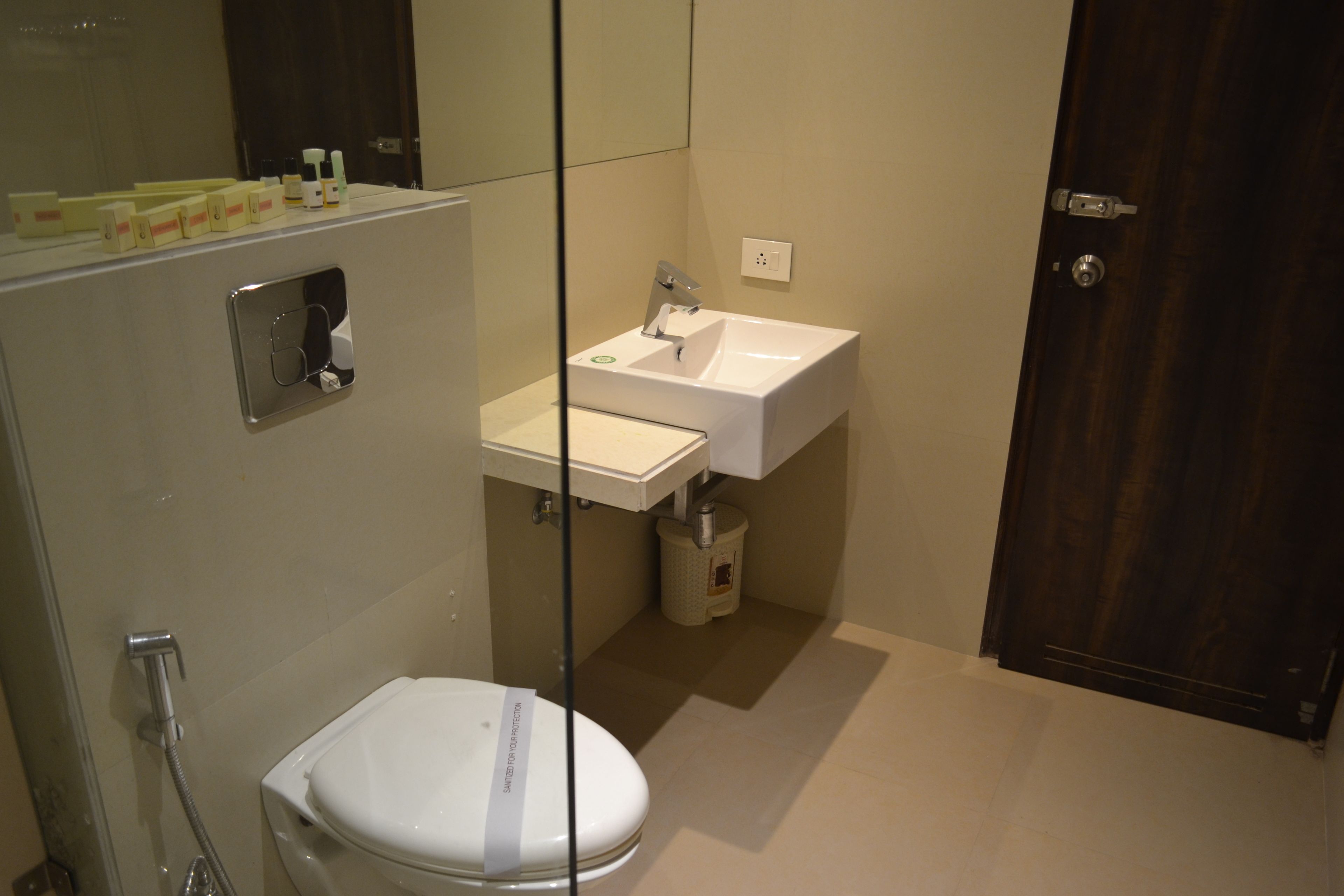Un baño moderno con inodoro, lavamanos y ducha.