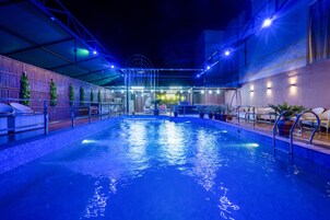 Una piscina interior con vista despejada al área de la piscina, que incluye los asientos junto a la piscina y el borde de la misma.