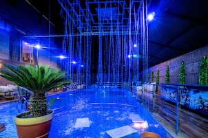 Una piscina al aire libre