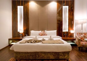 Suite | Minibar, caja fuerte, escritorio y tabla de planchar con plancha