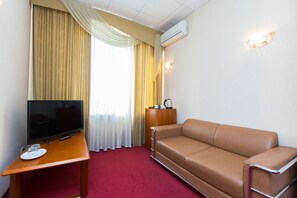 Suite | Área de sala de estar | Televisión de pantalla plana