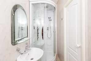 Habitación individual | Baño | Regadera, amenidades de baño gratuitas, secadora de cabello, pantuflas