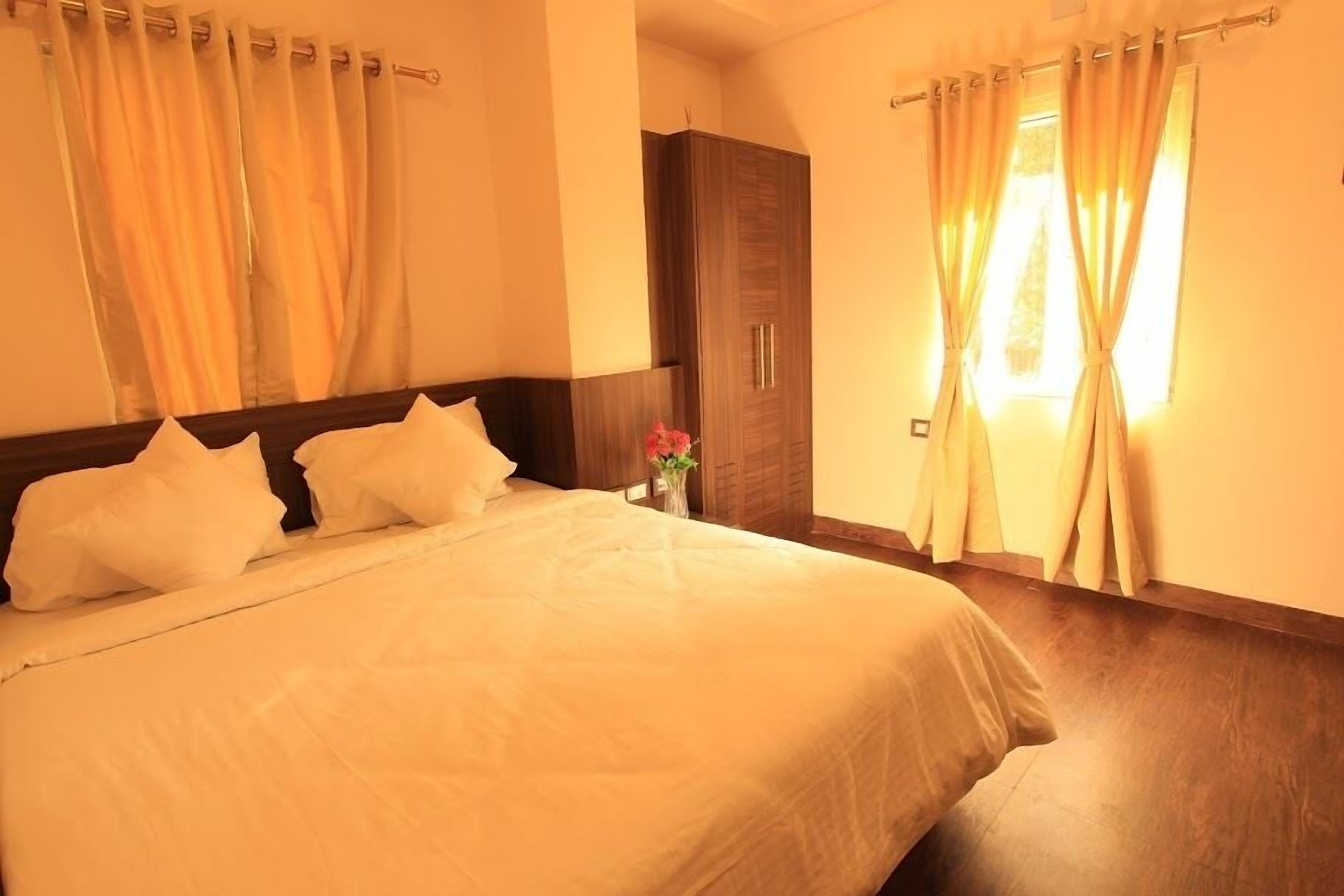luxury double or twin room, city view | premium bedding, in-room safe, desk, soundproofing