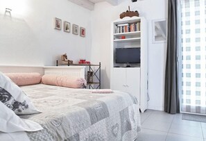 Dobbeltrom, privat bad | Dundyner, minibarvarer (inkludert), skrivebord og blendingsgardiner