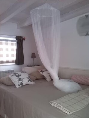 Quarto casal, banheiro privativo | Edredons de pluma, frigobar (abastecido com alguns itens grátis)