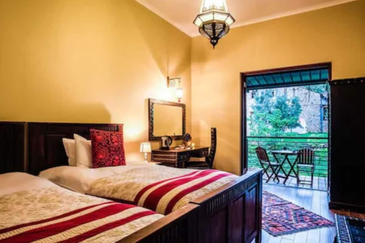 Kamar Double Deluks, 1 Tempat Tidur King, balkon | Minibar, meja kerja, setrika/meja setrika, dan Wi-Fi gratis