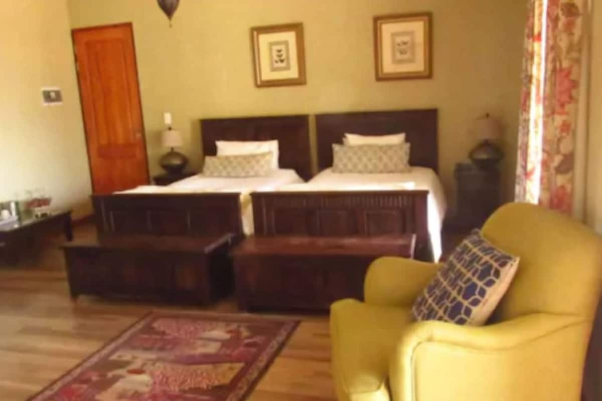 Minibar, meja kerja, setrika/meja setrika, dan Wi-Fi gratis