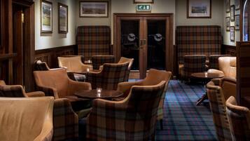 Melayani makan siang dan makan malam