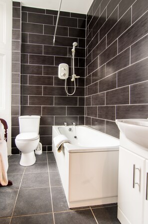 Ducha y bañera combinadas y artículos de higiene personal gratuitos