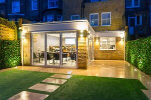 Fachada da propriedade à noite