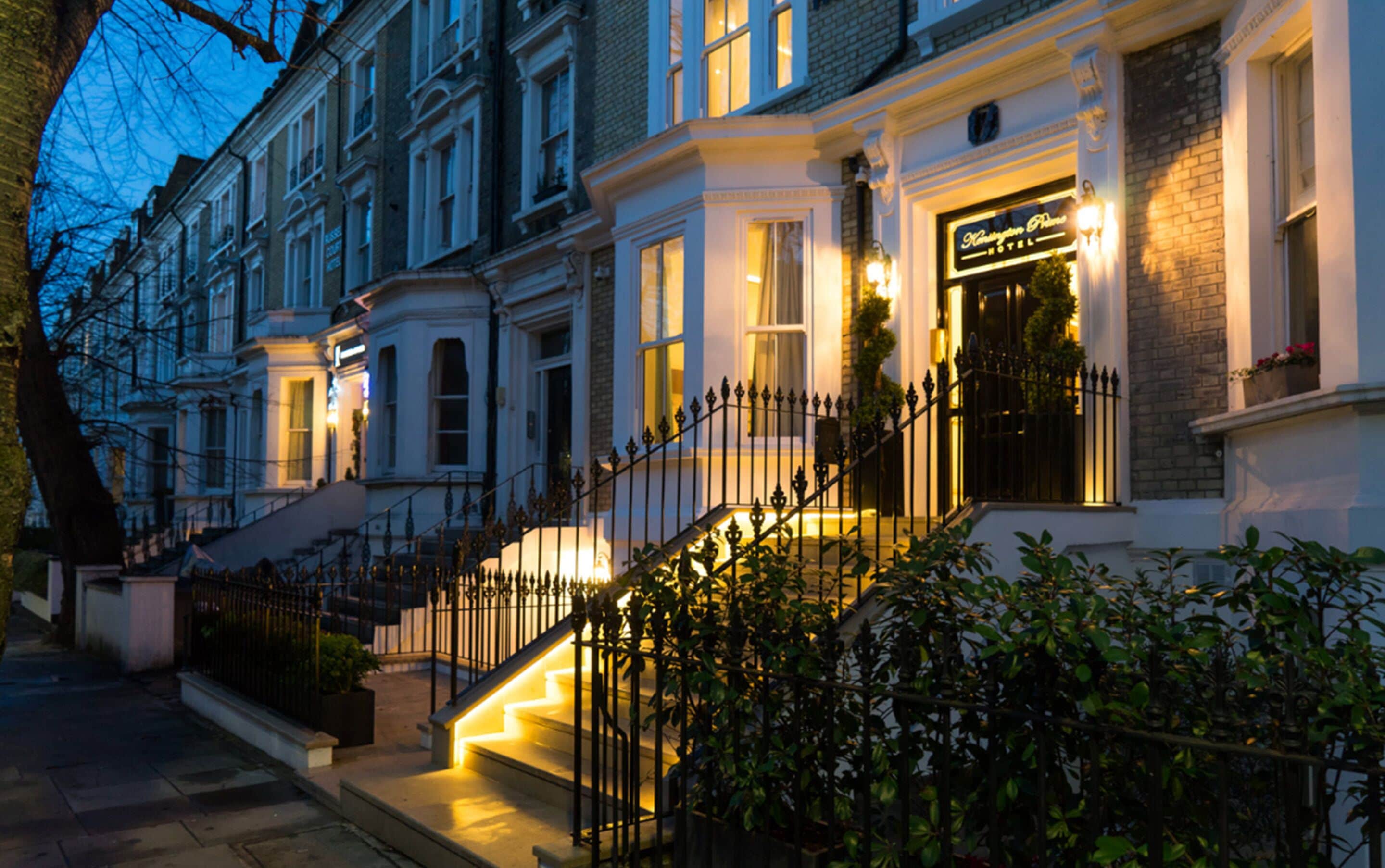 Bagian depan properti - sore/malam