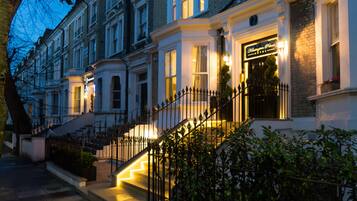 Fachada del alojamiento - Noche