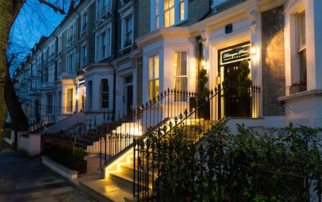 Fassade der Unterkunft – Abend/Nacht. Kensington Prime Hotel