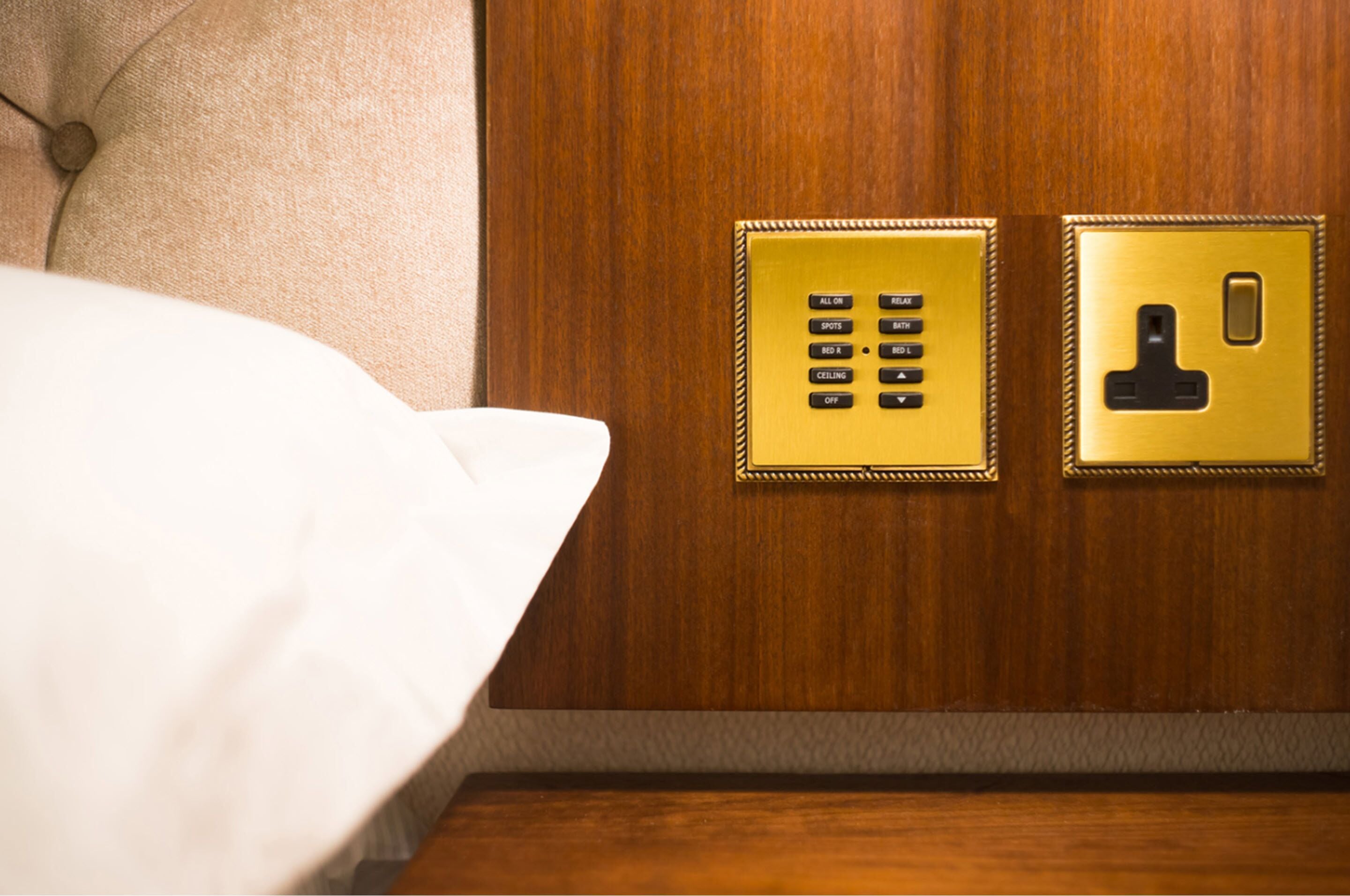 deluxe room, 1 king bed | room amenity