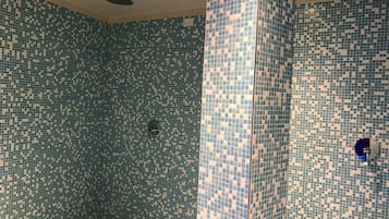 Badkamer met douche