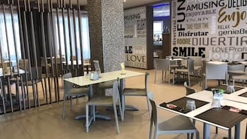 Desayuno de cocina local incluido todos los días