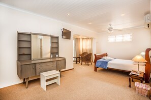 4 Schlafzimmer, hochwertige Bettwaren, Zimmersafe, Schreibtisch