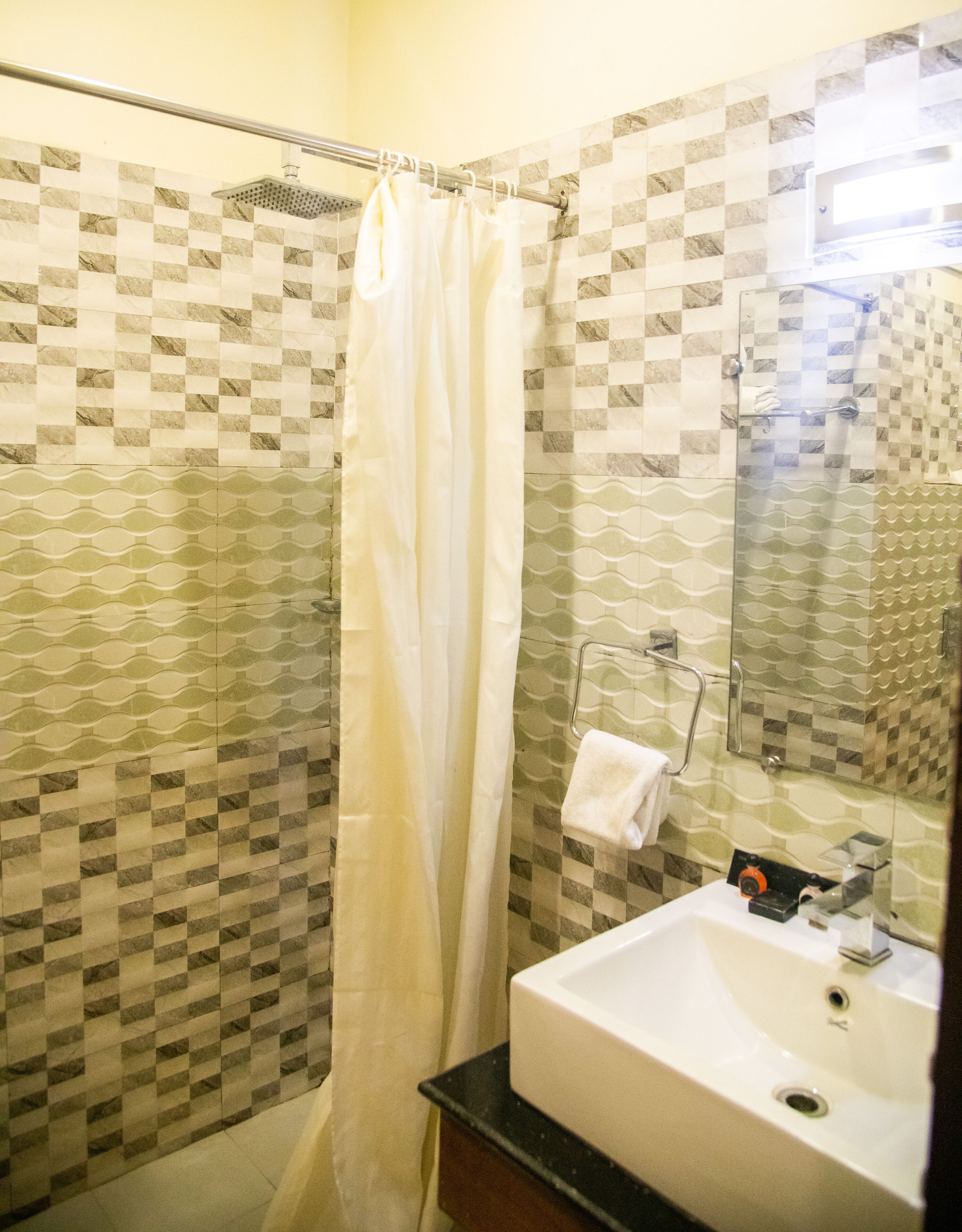 Bañera con ducha, artículos de tocador gratuitos, pantuflas, toallas